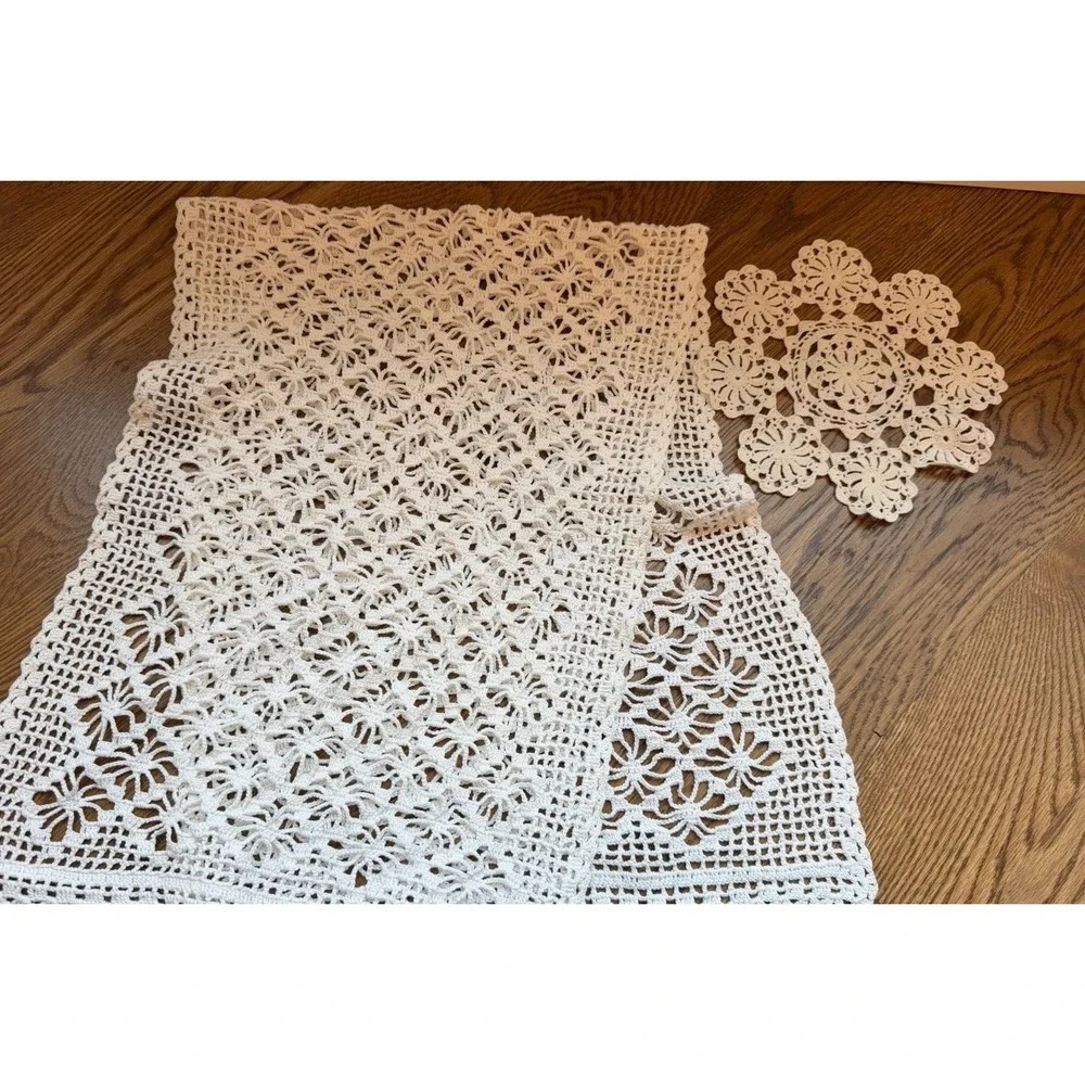 Vtg Dresser Scarf, Cotton, Hand Crocheted, Flower Design, White W/Doily